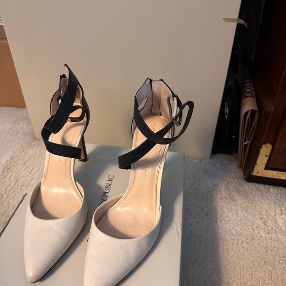 Banana republic leather pumps